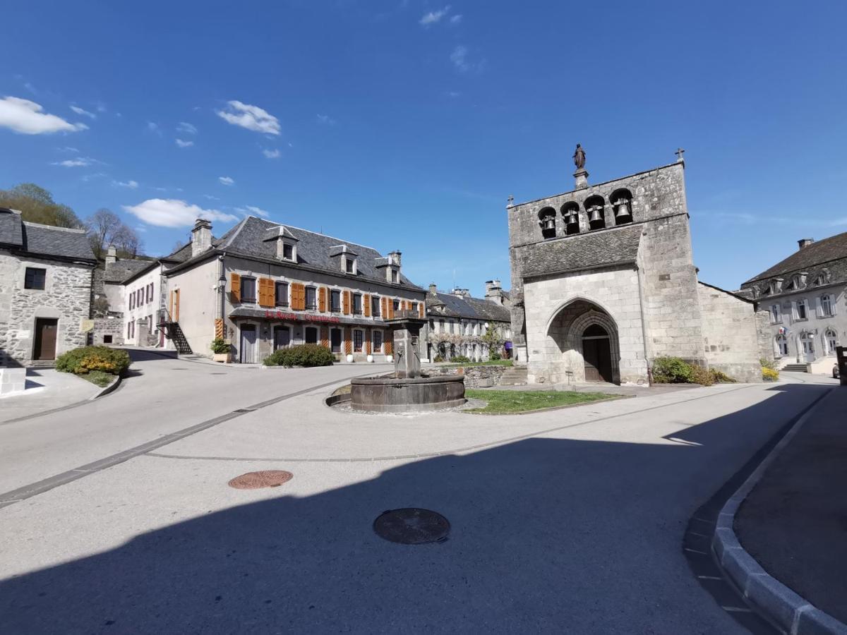 La Ruche Cantalienne Saint-Etienne-de-Chomeil Exteriör bild